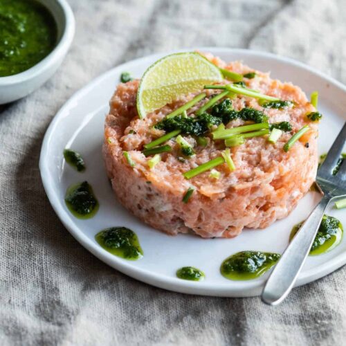 Salmon tartare with arugula oil