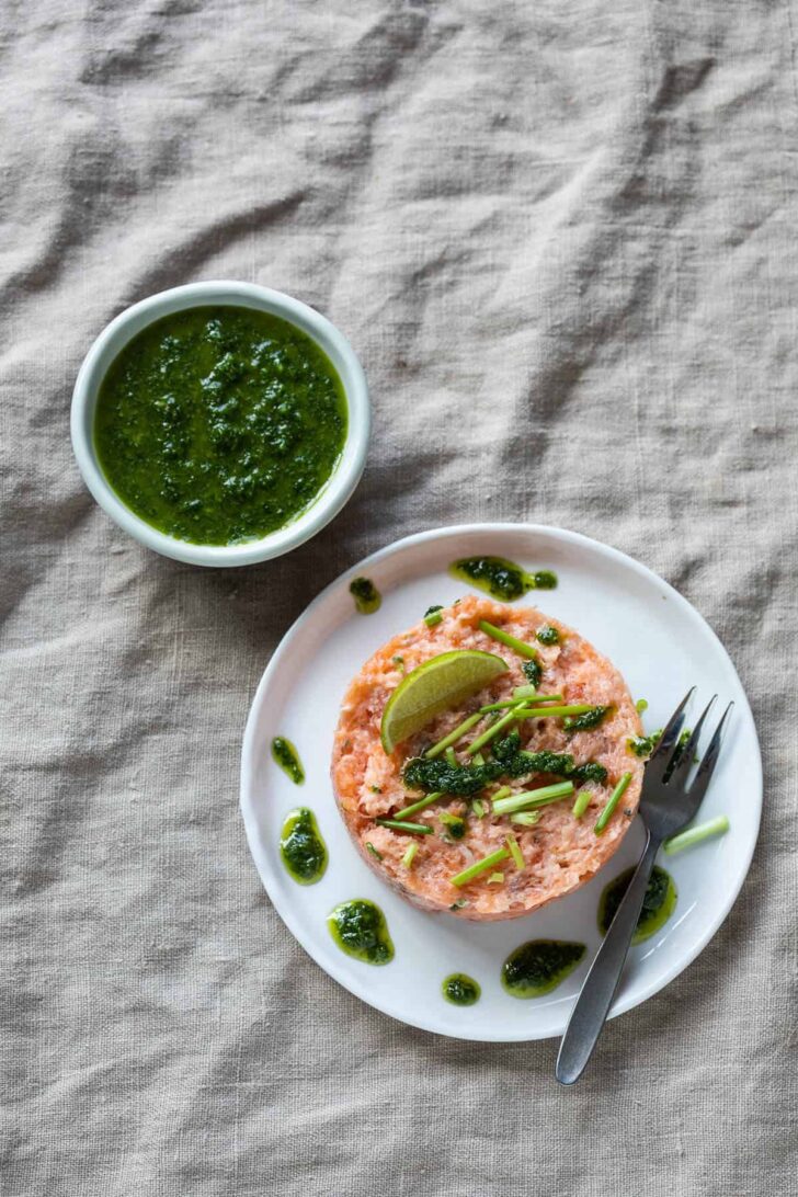 Salmon tartare with arugula oil