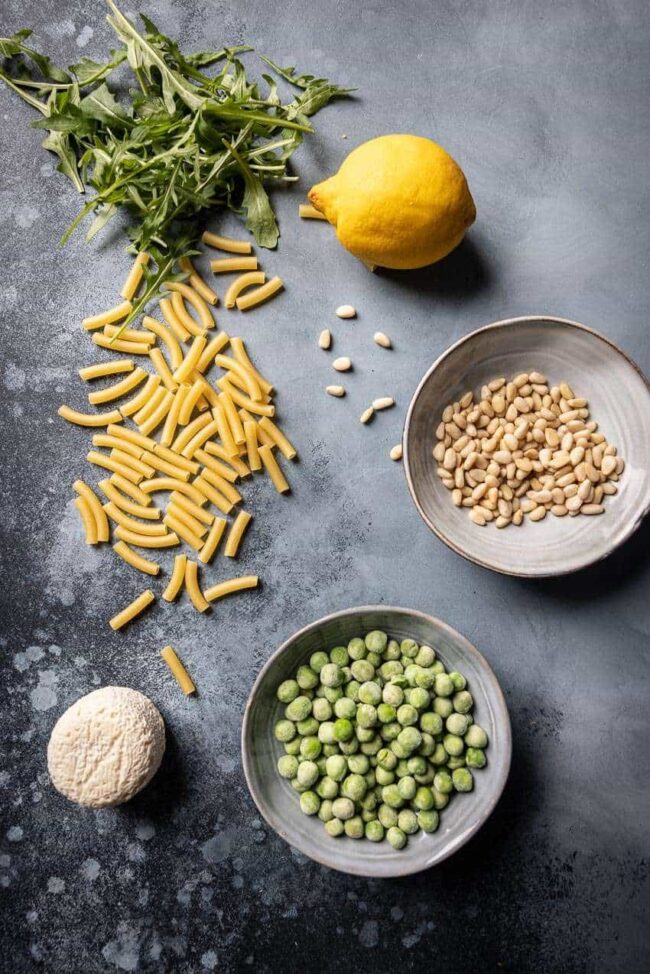 Ingredientes for vegetarian pasta with goat cheese