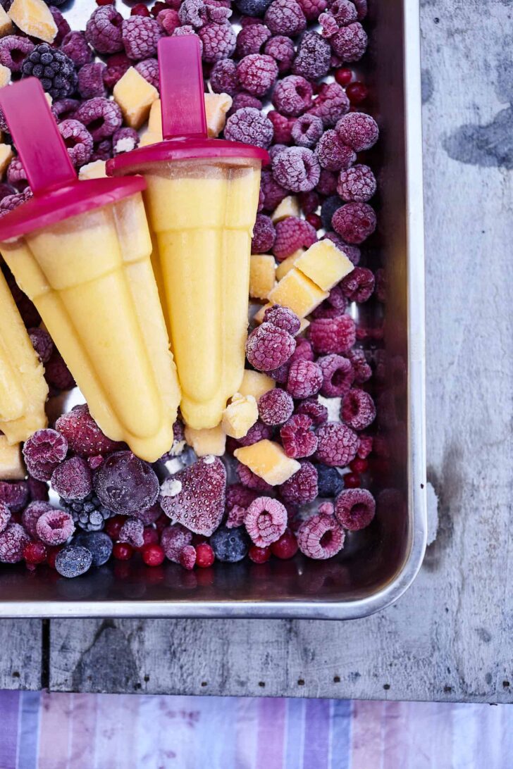 Mango popsicles with rhubarb