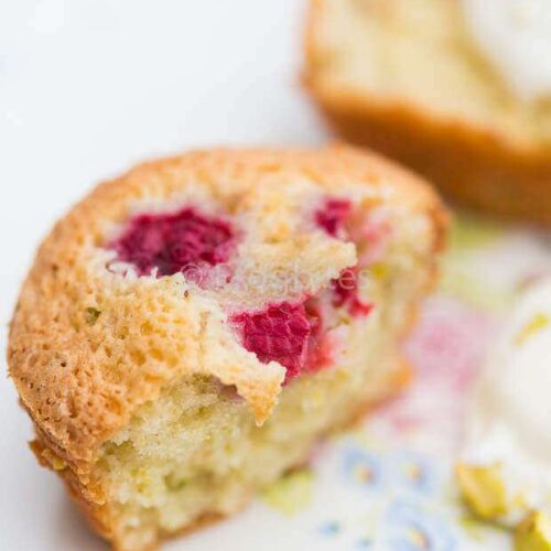 Pistachio and raspberry cakes