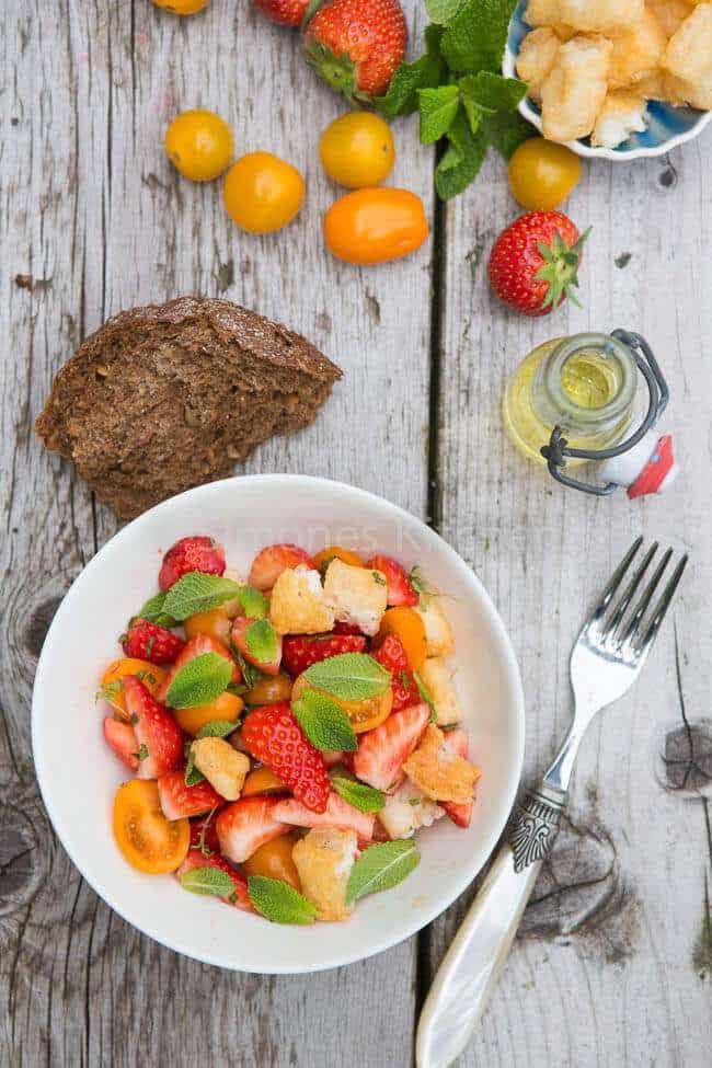 Strawberry salad with halloumi | insimoneskitchen.com