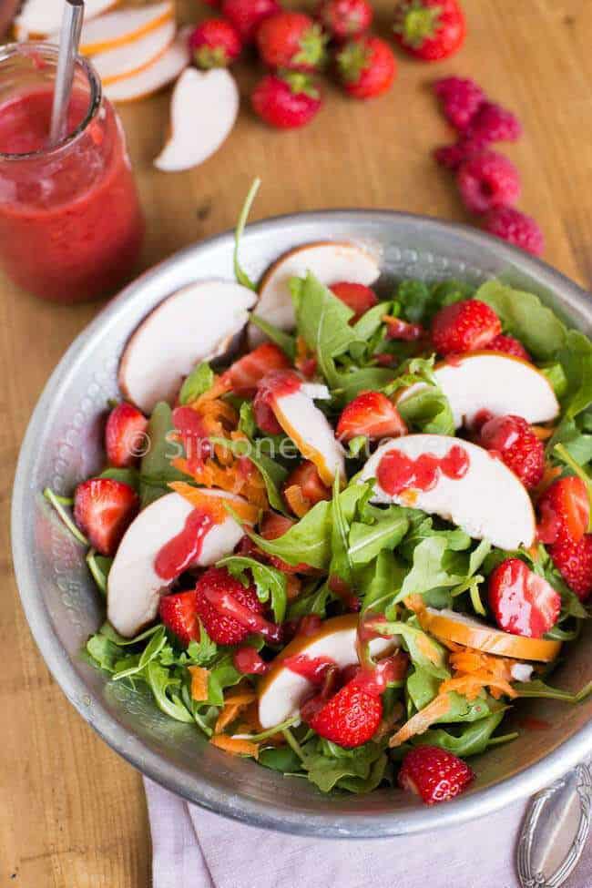 whole30 aardbeiensalade met kip