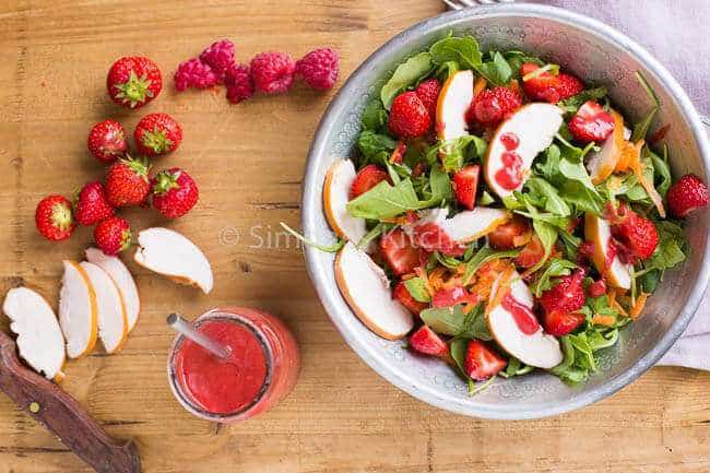 whole30 aardbeiensalade met kip