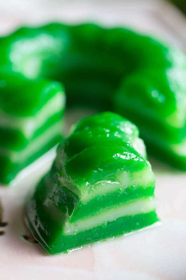 distinct layers of the kue lapis