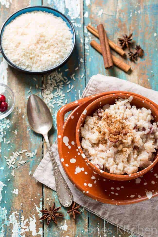 arroz con leche met kaneel, cranberries en steranijs