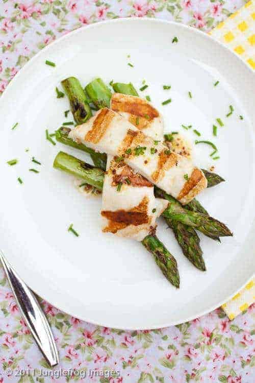Asparagus with grilled halloumi