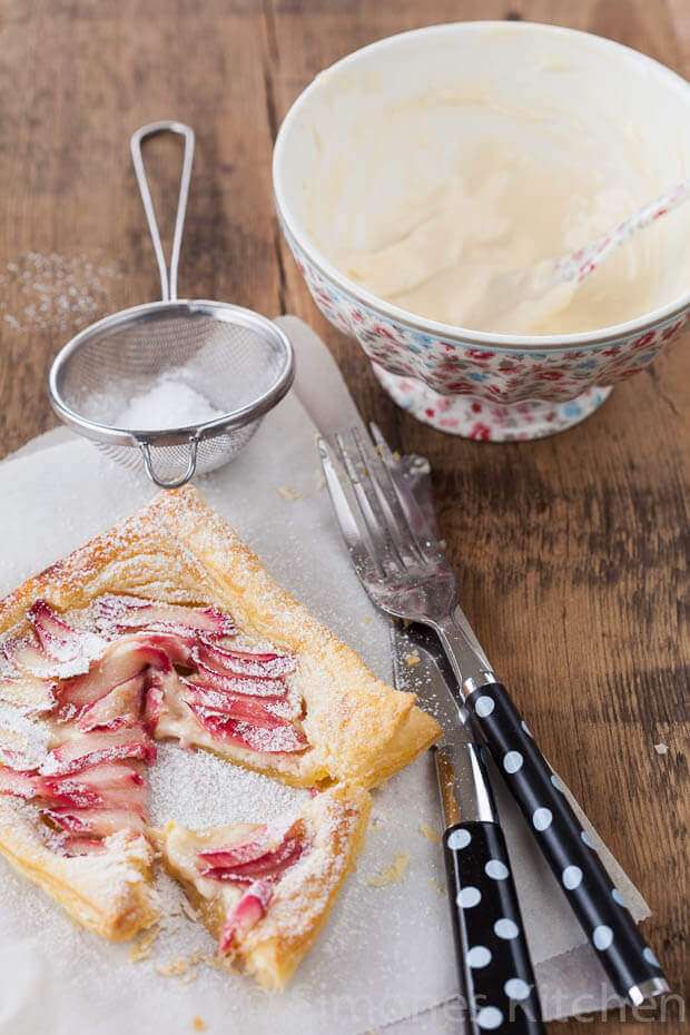 Tarts sprinkled with icing sugar