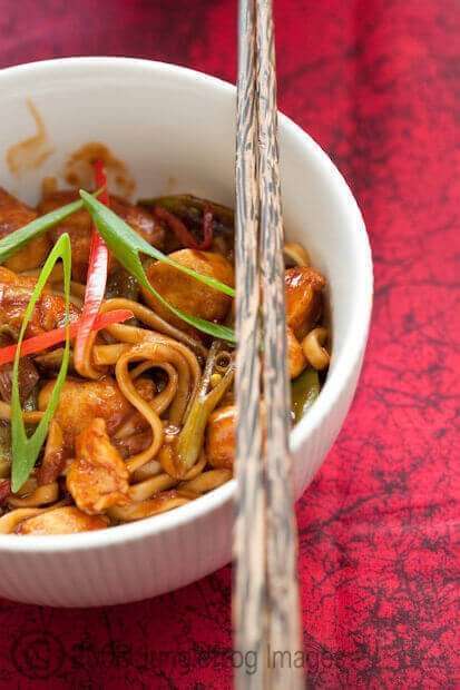 Sticky kip met chili noodles | insimoneskitchen.com