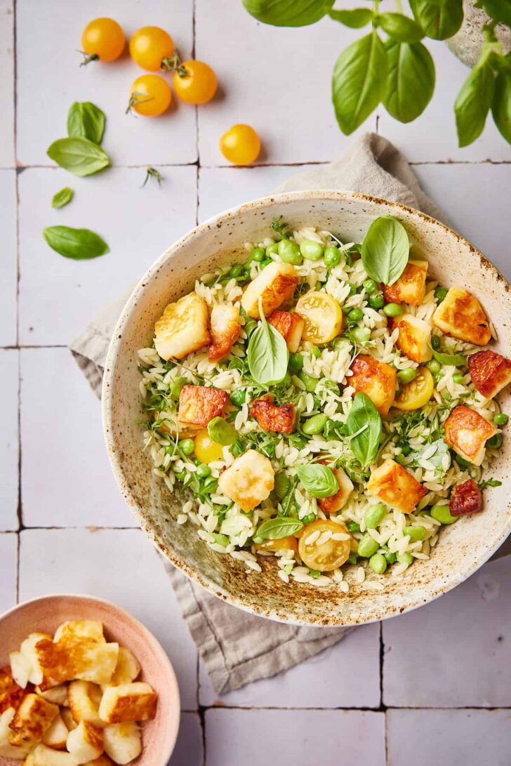 orzo salad with halloumi