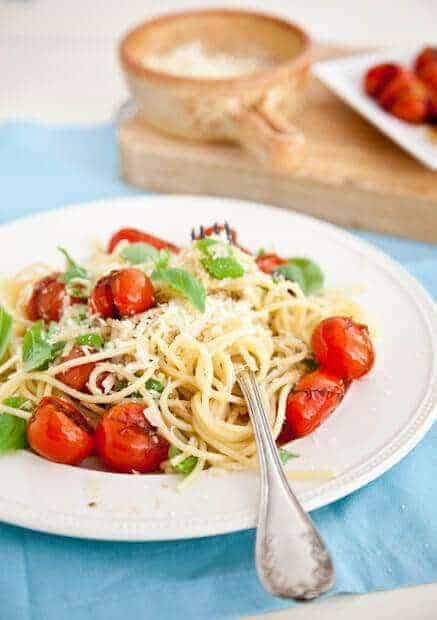Spaghetti with crushed tomatoes | insimoneskitchen.com