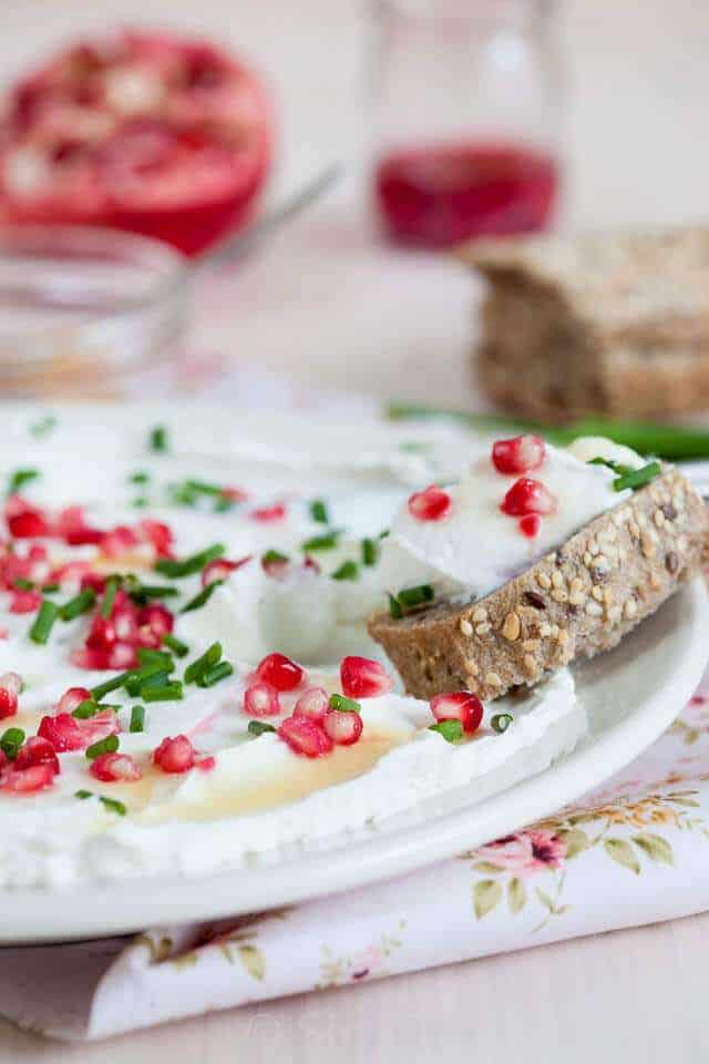 Romige geitenkaas met granaatappel | insimoneskitchen.com