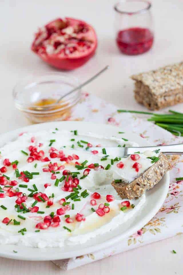 Romige geitenkaas met granaatappel | insimoneskitchen.com