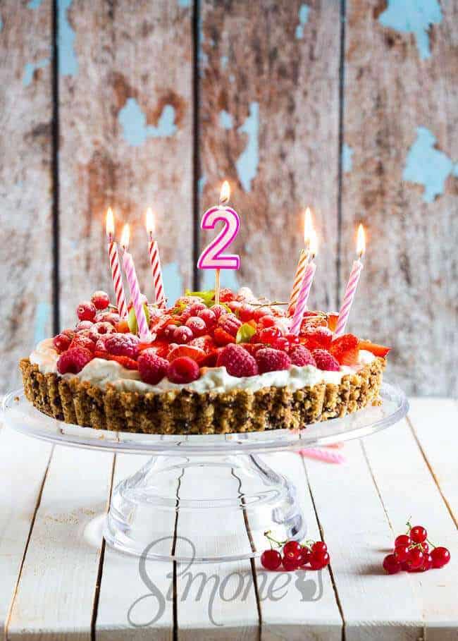 Strawberry and cookie and cream tart | insimoneskitchen.com