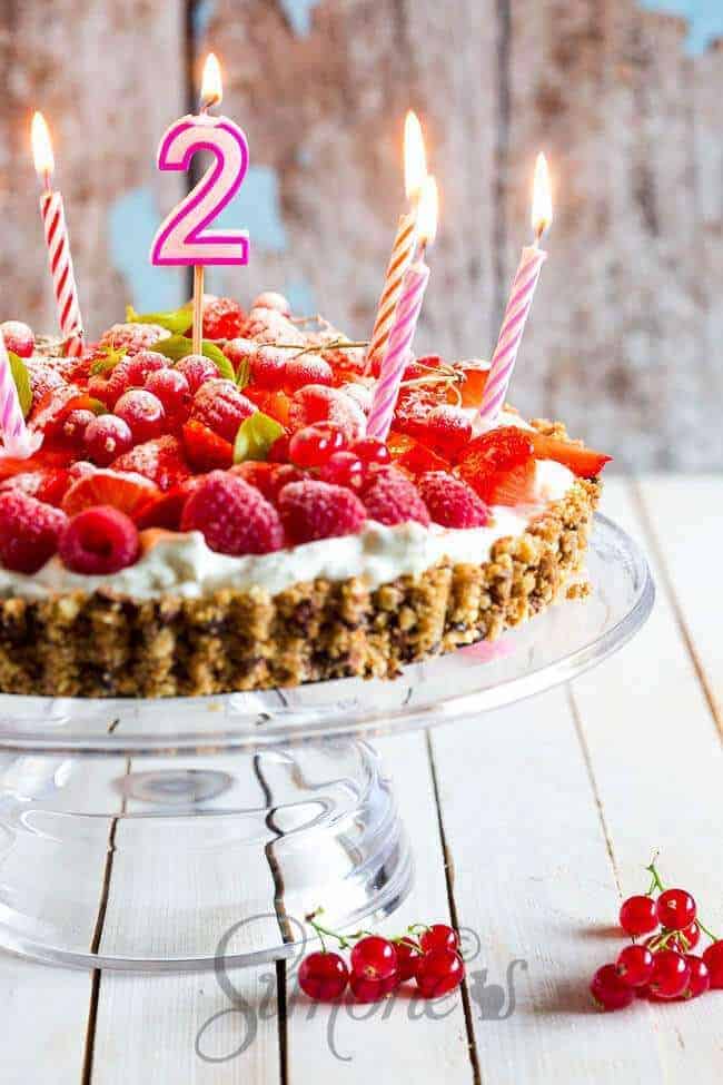 Strawberry and cookie and cream tart | insimoneskitchen.com