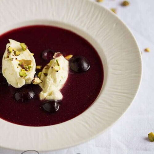 Donkerrode kersensoep met limoen mascarpone room | insimoneskitchen.com
