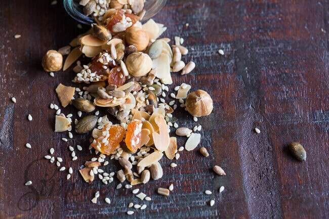 Ontbijttopping met noten en zaden | insimoneskitchen.com