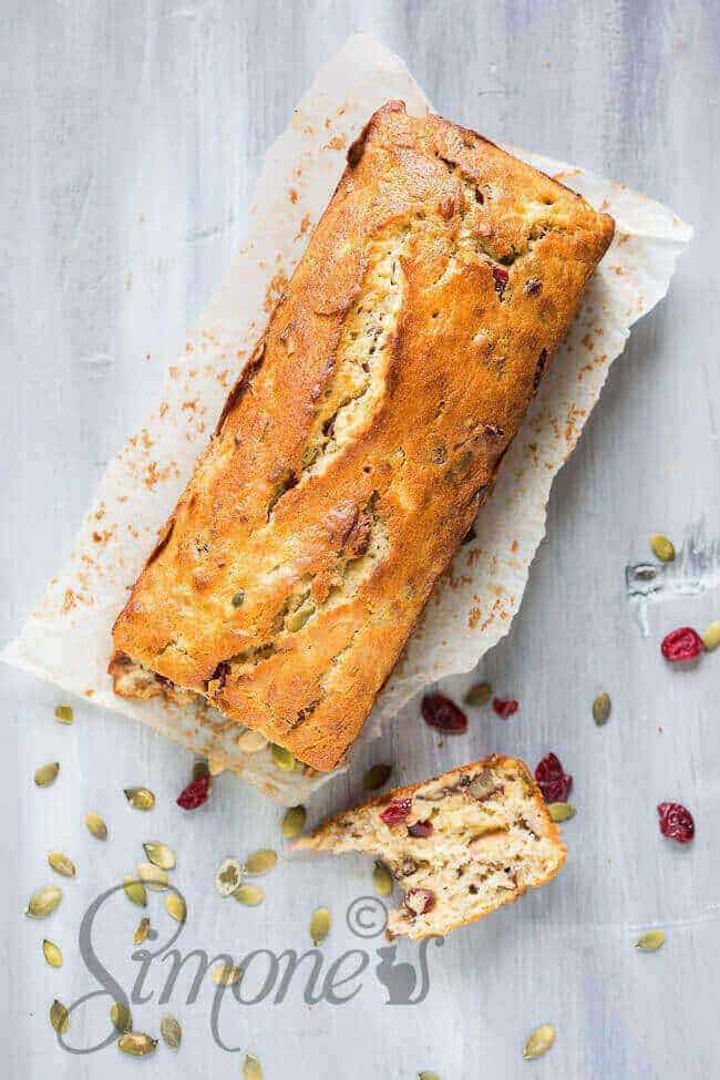 Delicious banana cake with cranberries | insimoneskitchen.com