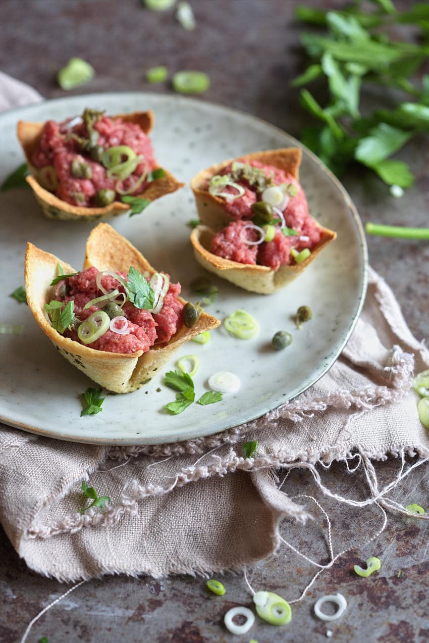 Crispy bread cups with steak tartare