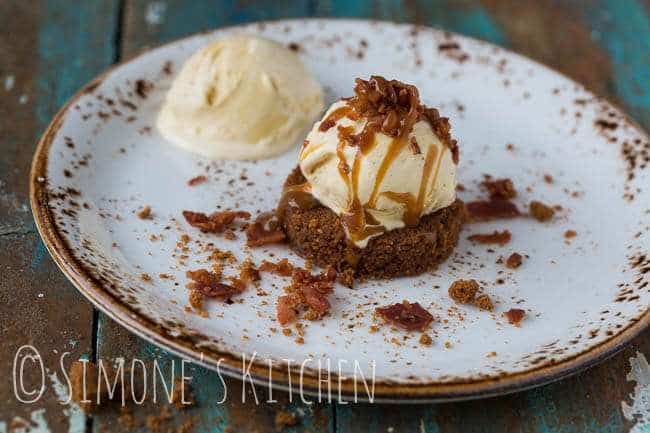 Icecream with caramel sauce and bacon crumbs | insimoneskitchen.com