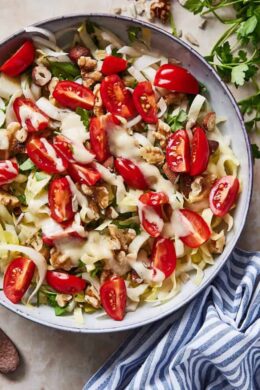 Chicory salad with tomatoes