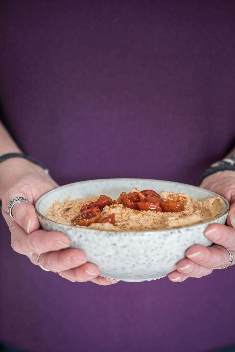 Roasted garlic hummus with sundried tomatoes | insimoneskitchen.com
