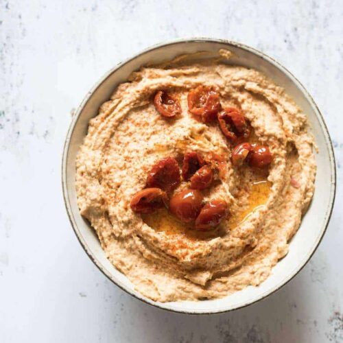 Roasted garlic hummus with sundried tomatoes | insimoneskitchen.com