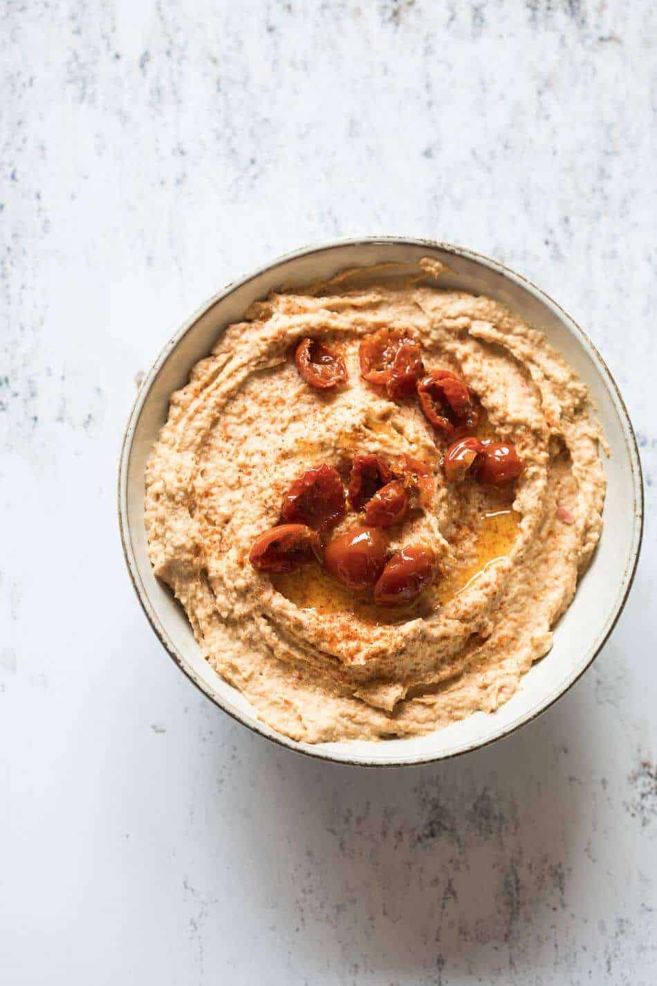 Roasted garlic hummus with sundried tomatoes | insimoneskitchen.com