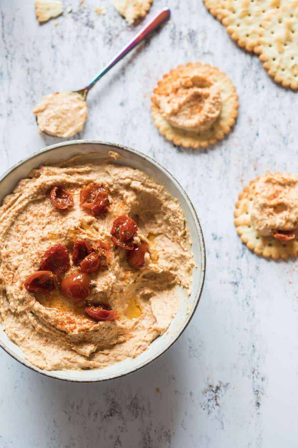Roasted garlic hummus with sundried tomatoes | insimoneskitchen.com