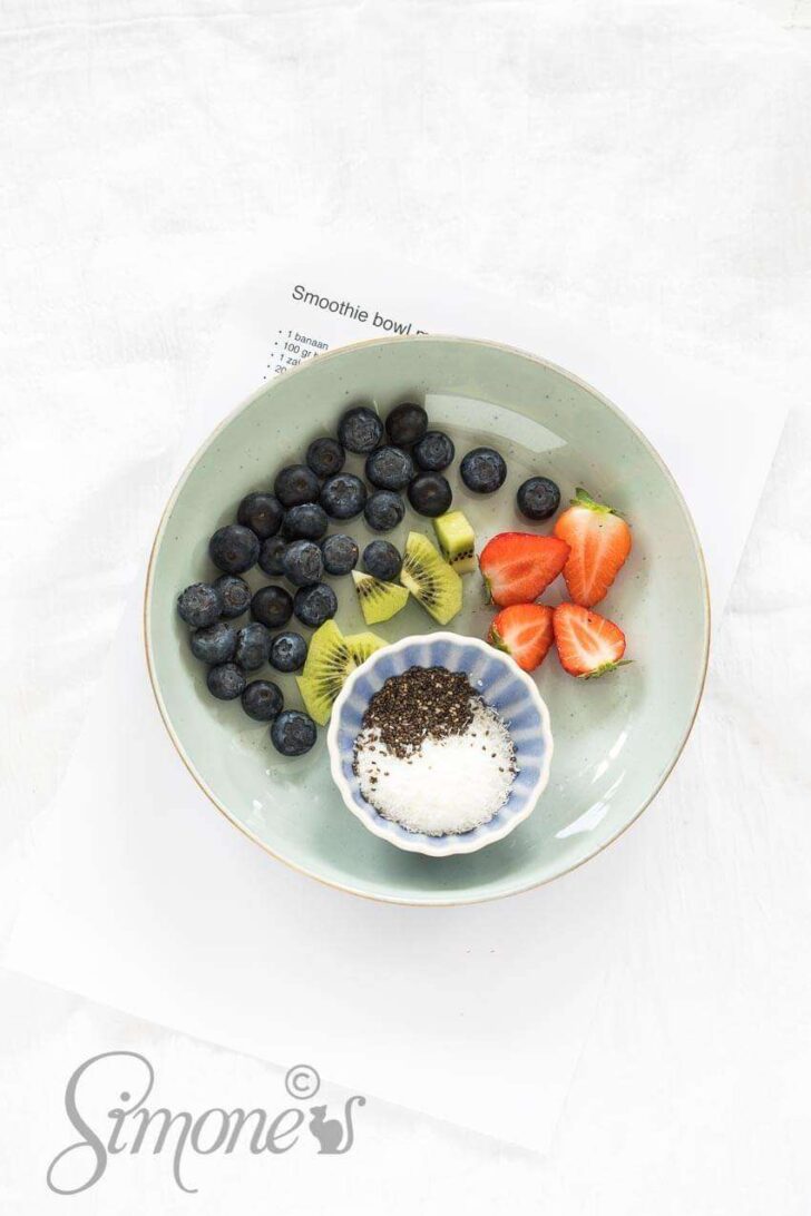 Ingredients for the blueberry banana smoothie bowl