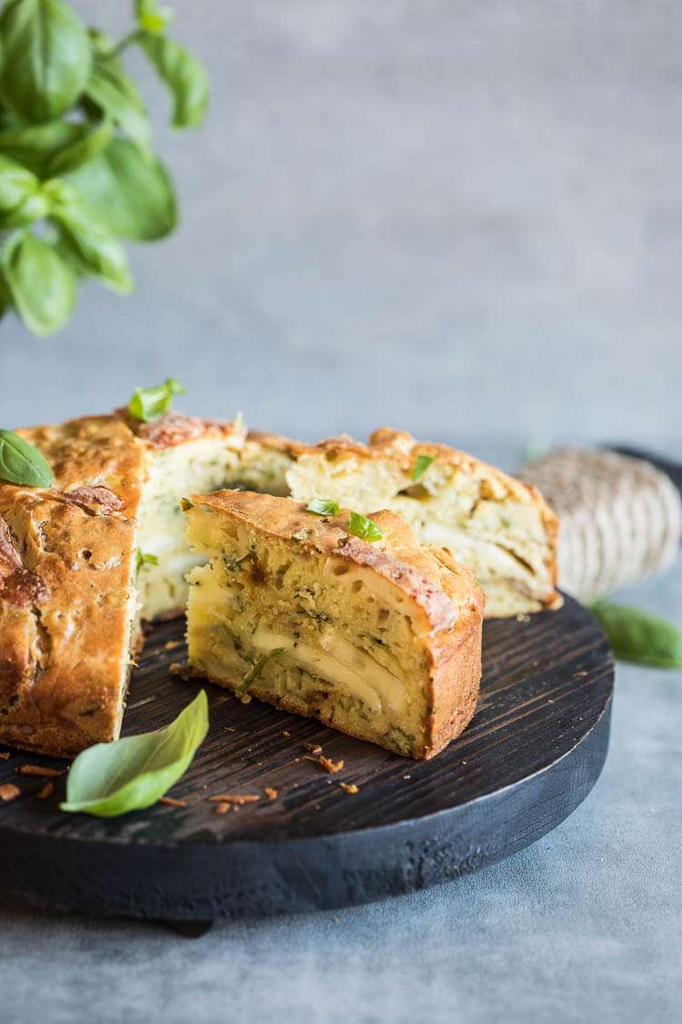 Onioncake with basil and brie | insimoneskitchen.com