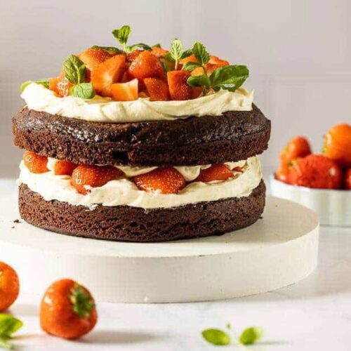 Chocolate cake with strawberries