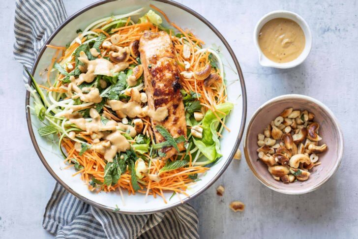 Asian salad with salmon 