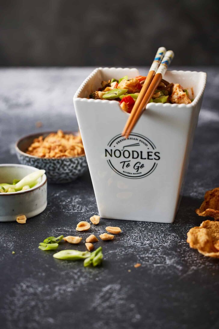 Spicy noodles with peanut sauce