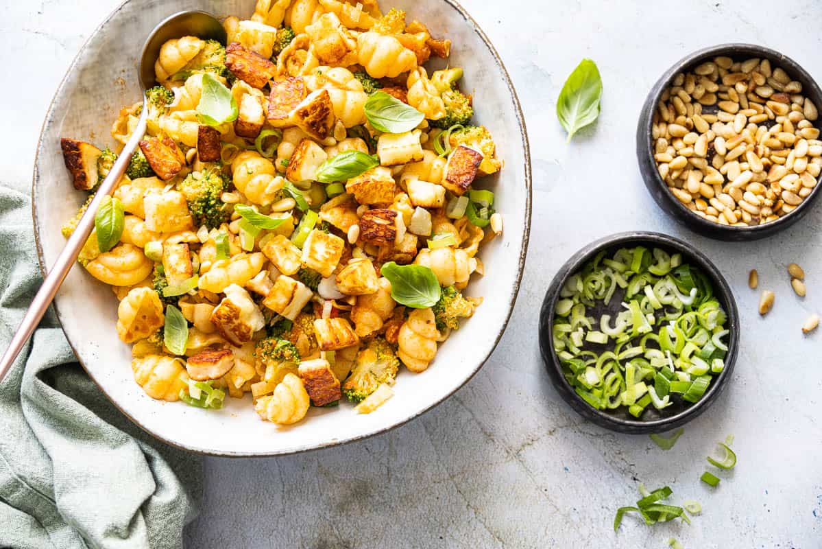 Halloumi pasta salad