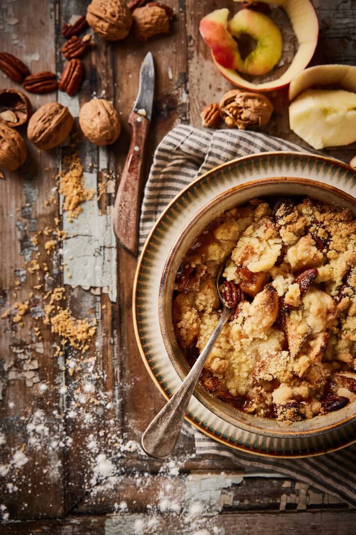 apple crumble with walnuts