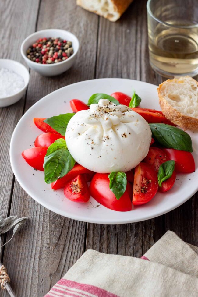 Difference between mozzarella and burrata