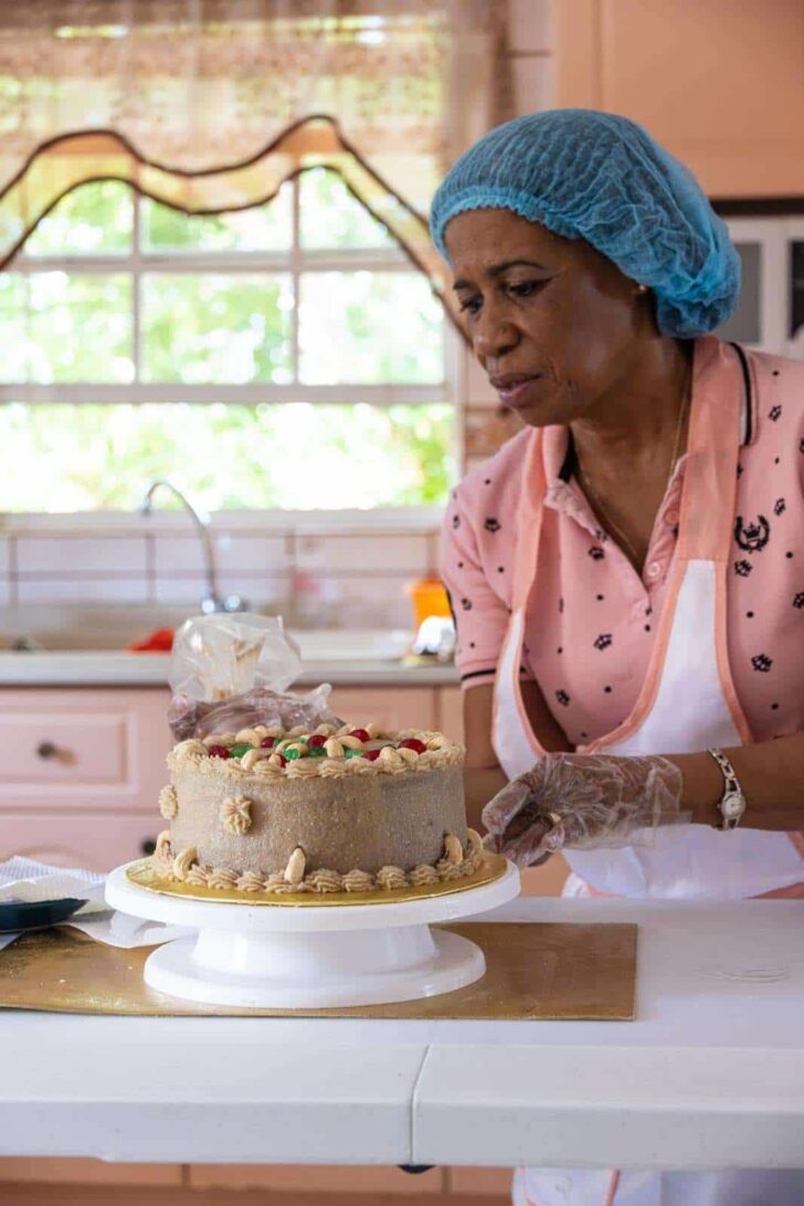 Decorating the bolo di cashupete