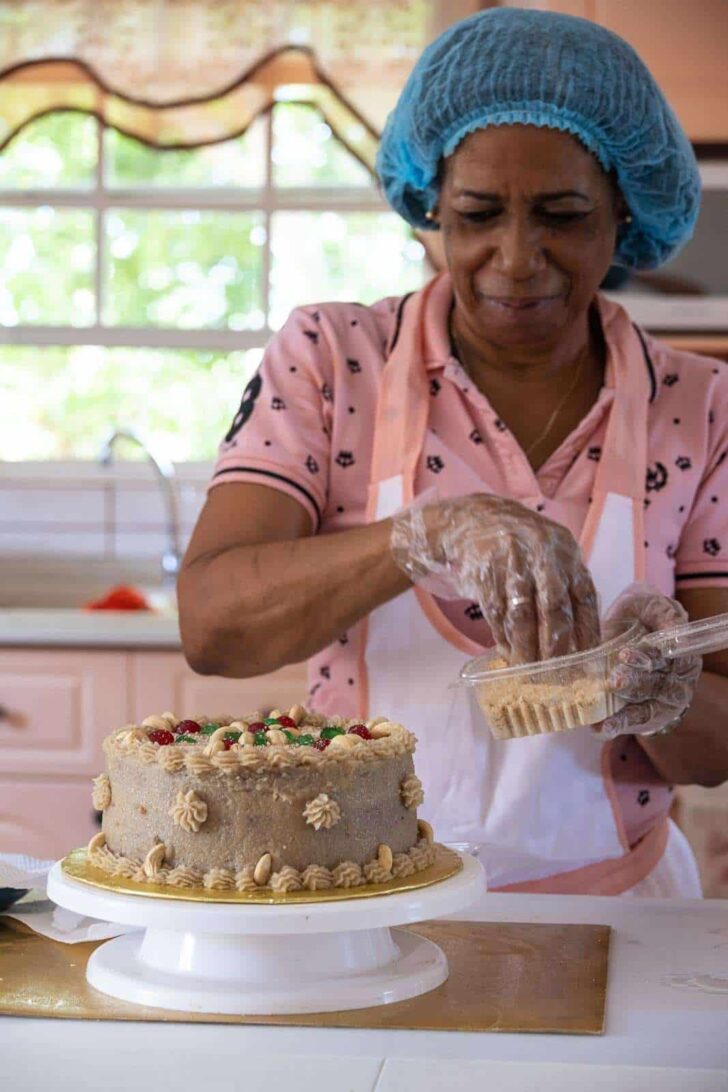 Decorating the bolo di cashupete