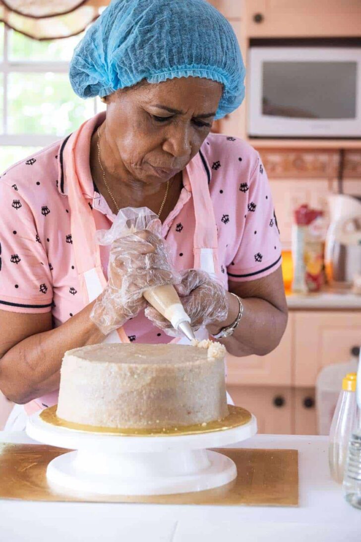 Decorating the bolo di cashupete