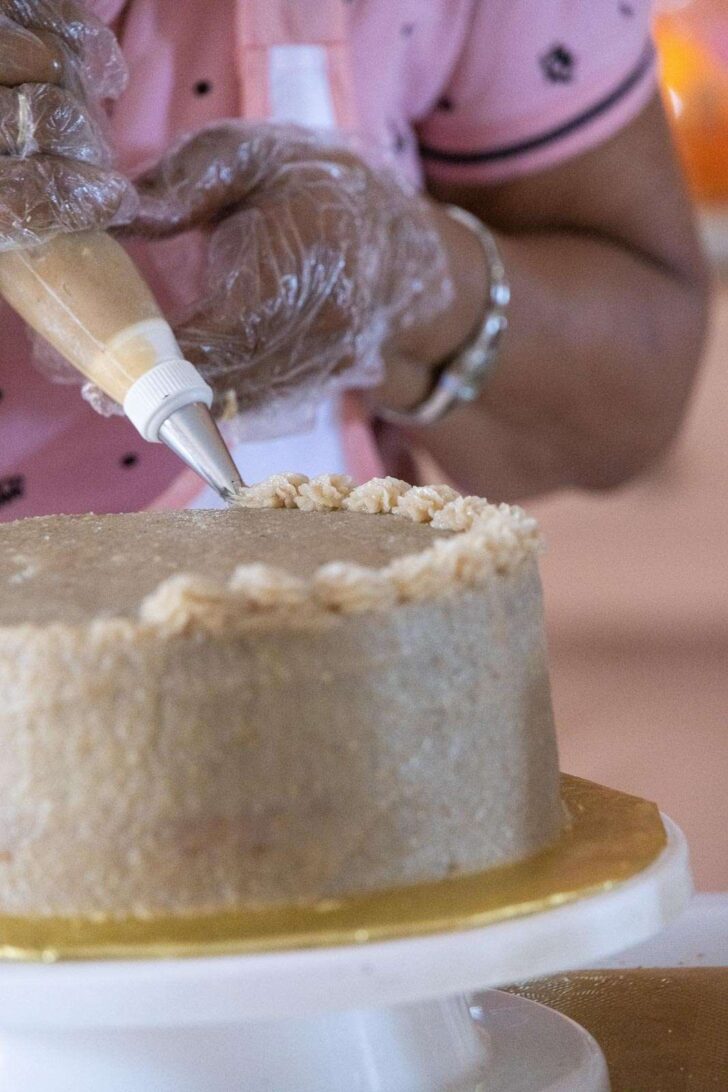Decorating the bolo di cashupete