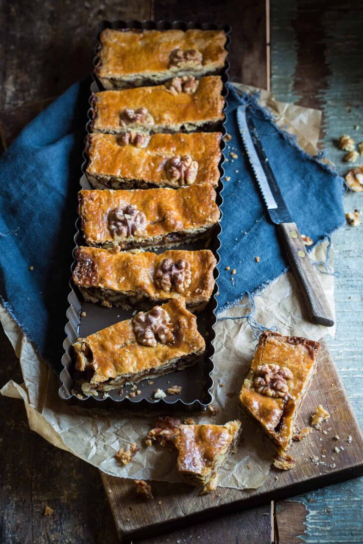 Walnut tart with caramel