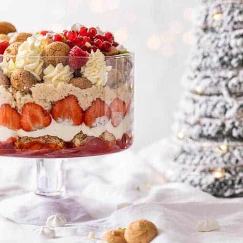 Christmas trifle with macaroons
