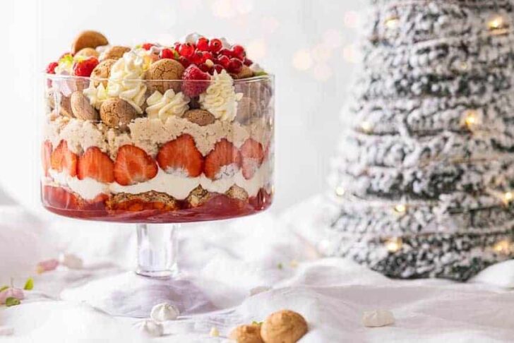 Christmas trifle with macaroons