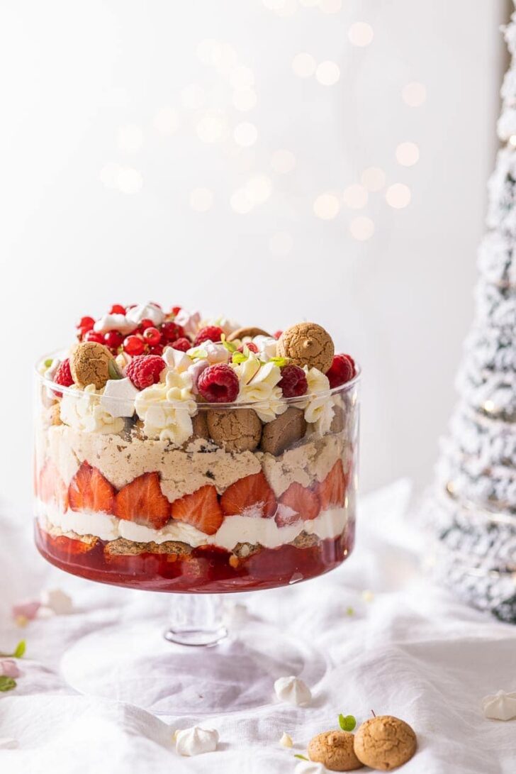 Christmas trifle with macaroons 