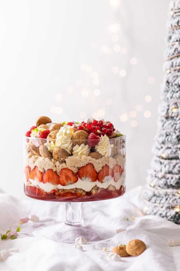 Christmas trifle with macaroons