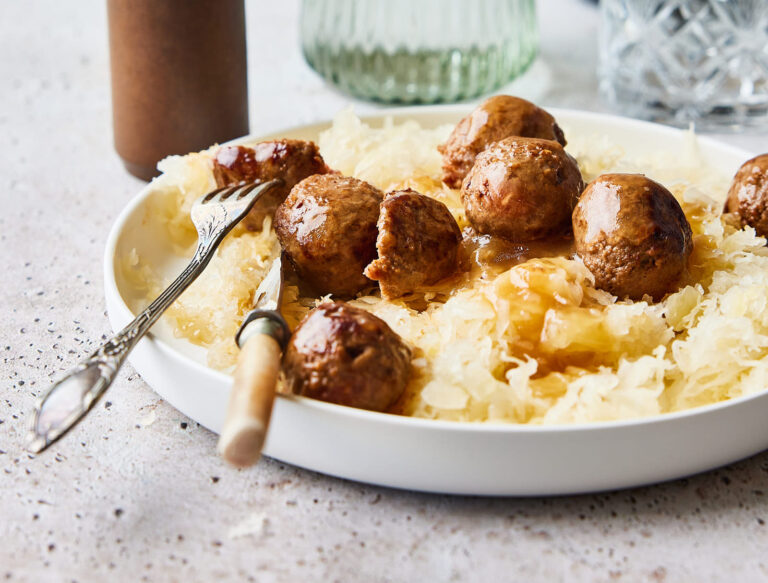 Sauerkraut with meatballs