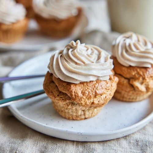 High-protein vanilla cakes