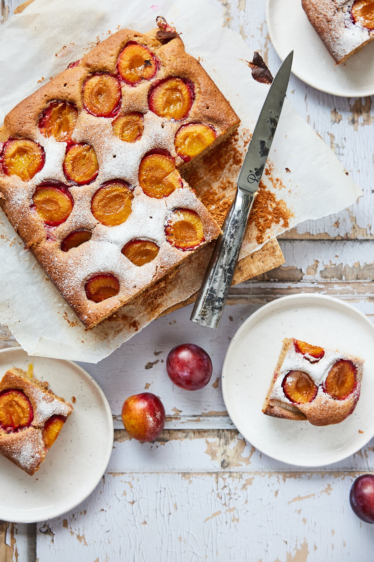 Plum sheet cake with plates 