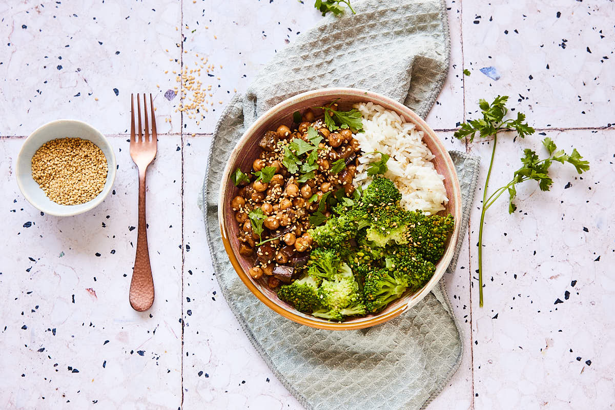 Sticky chickpeas with broccoli